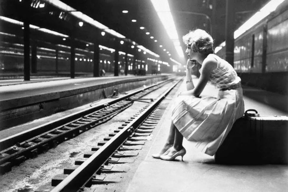 00.Teenage Girl Waiting for Train, Chicago, Illinois, 1960.jpg