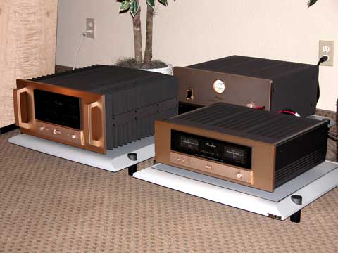 082_Accuphase_Taoc_stands.jpg