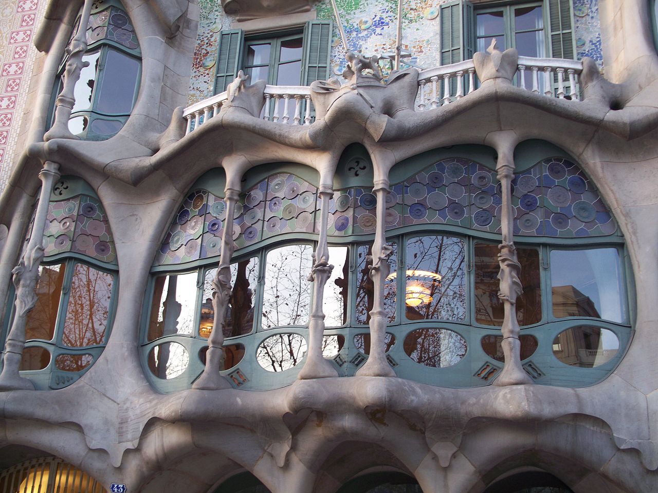 1280px-Close_up_Casa_Batlo.jpeg