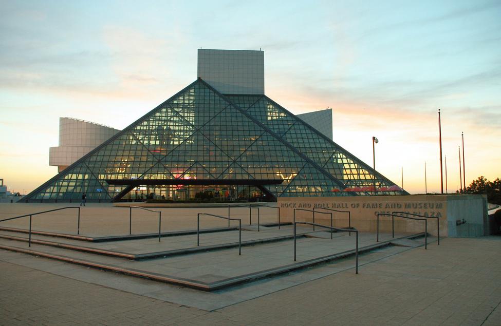 1920px-Rock-and-roll-hall-of-fame-sunset.jpg