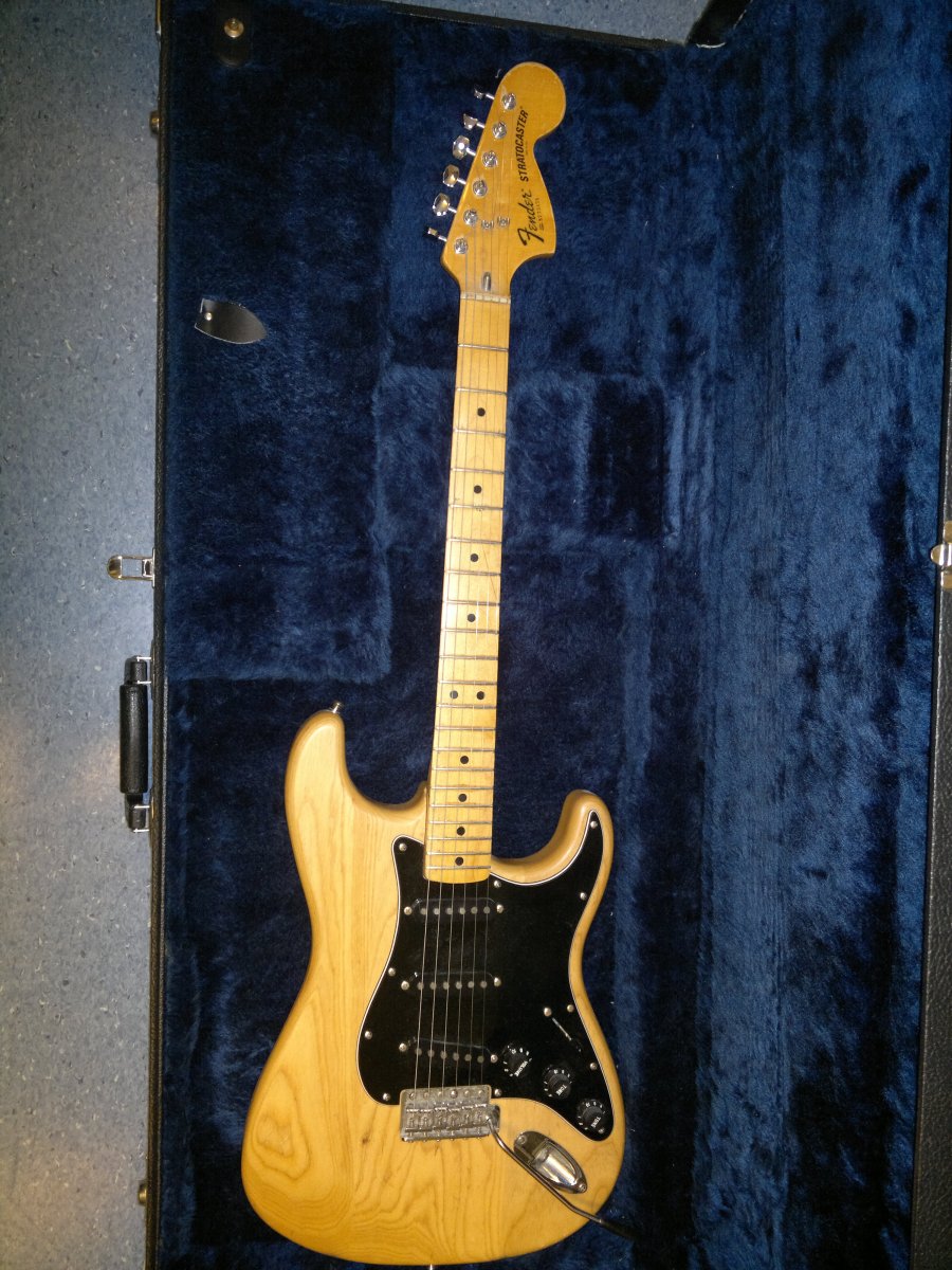 1977 Fender Stratocaster.jpg