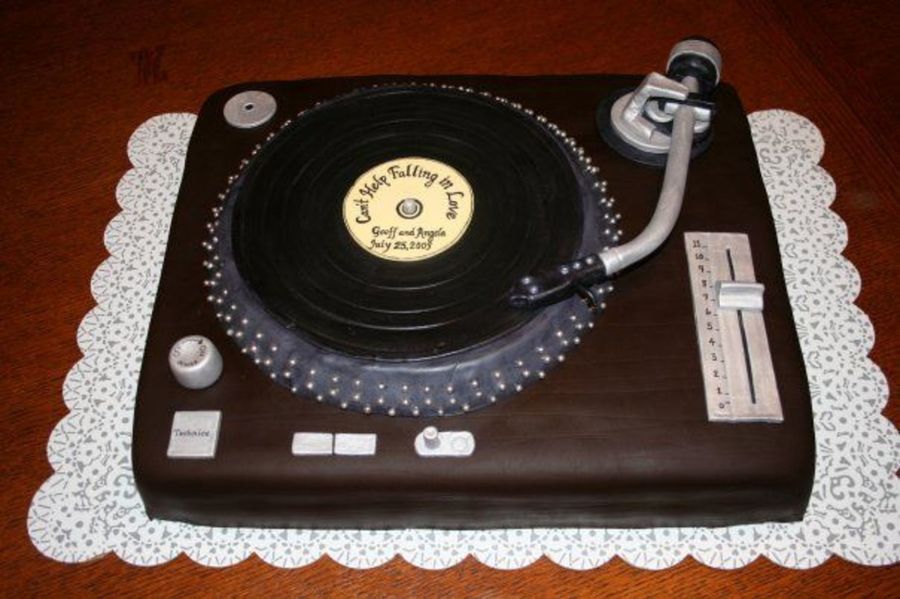 900_481573J30C_turntable-grooms-cake.jpg