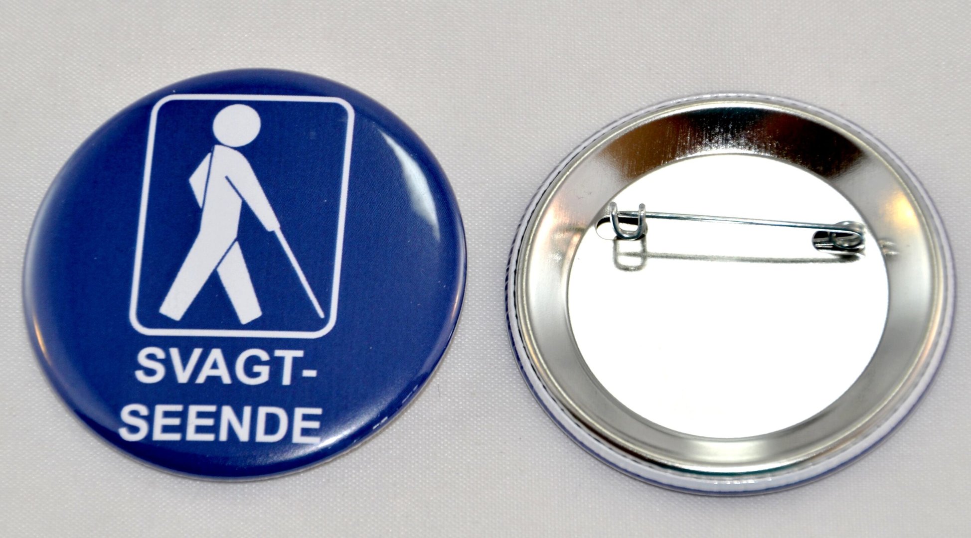 92-5009-badge-med-tekst-scaled.jpg