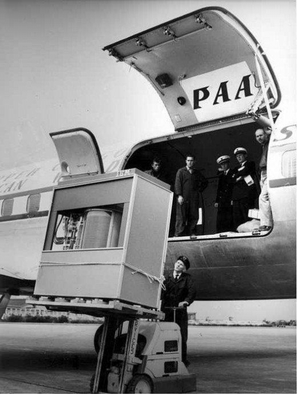 A-5MB-IBM-hard-disk-drive-is-loaded-onto-an-aeroplane-in-1956-Source.png