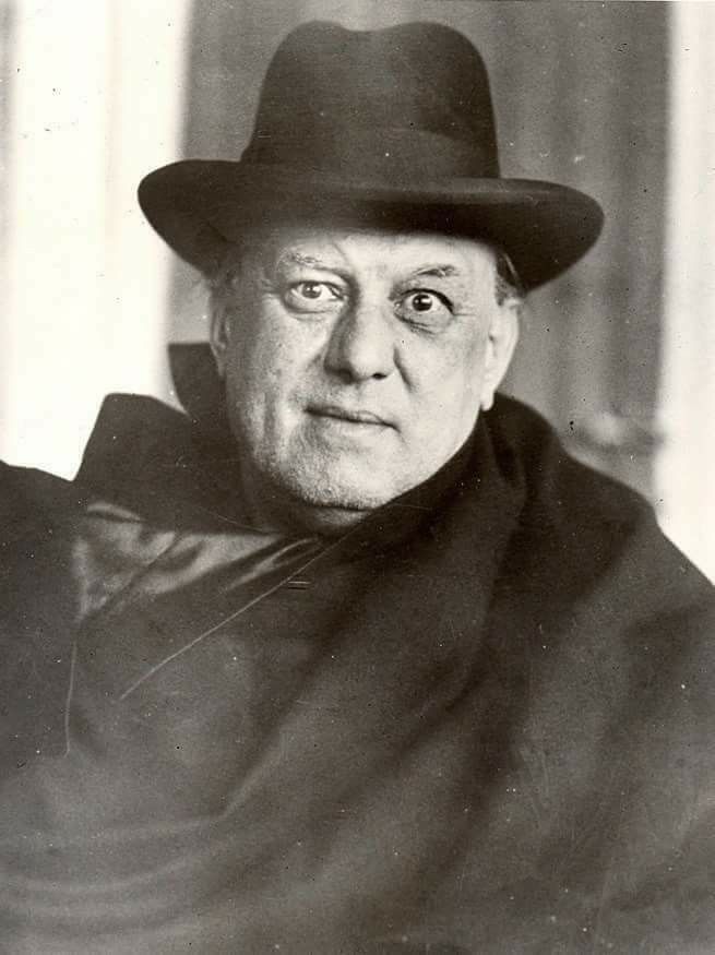 Aleister_Crowley_-_1929.jpg