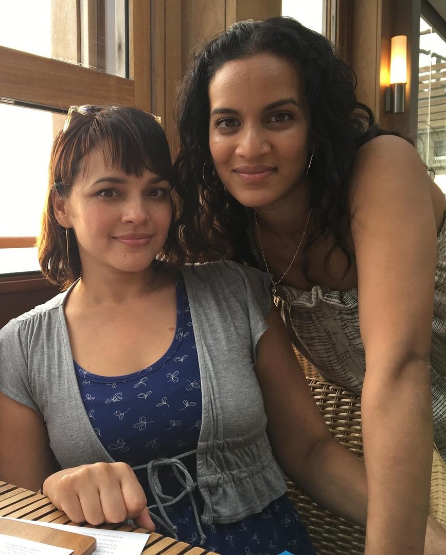 anoushka-shankar-with-her-elder-sister-norah-jones-v0-fmdkz95s58tc1.jpg