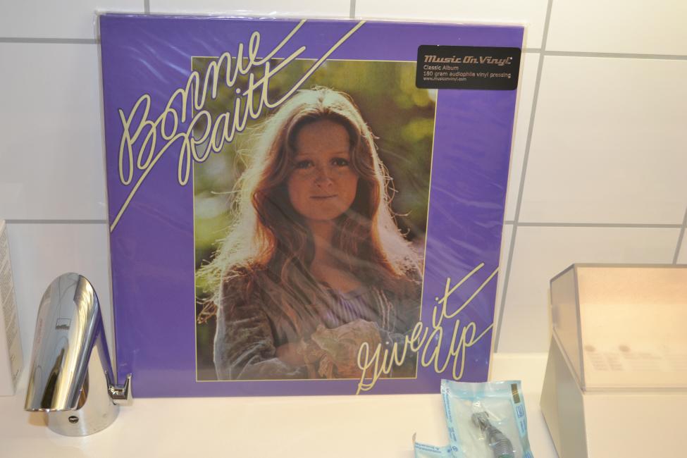 Bonnie Raitt. Give It Up. 1972 001.jpg