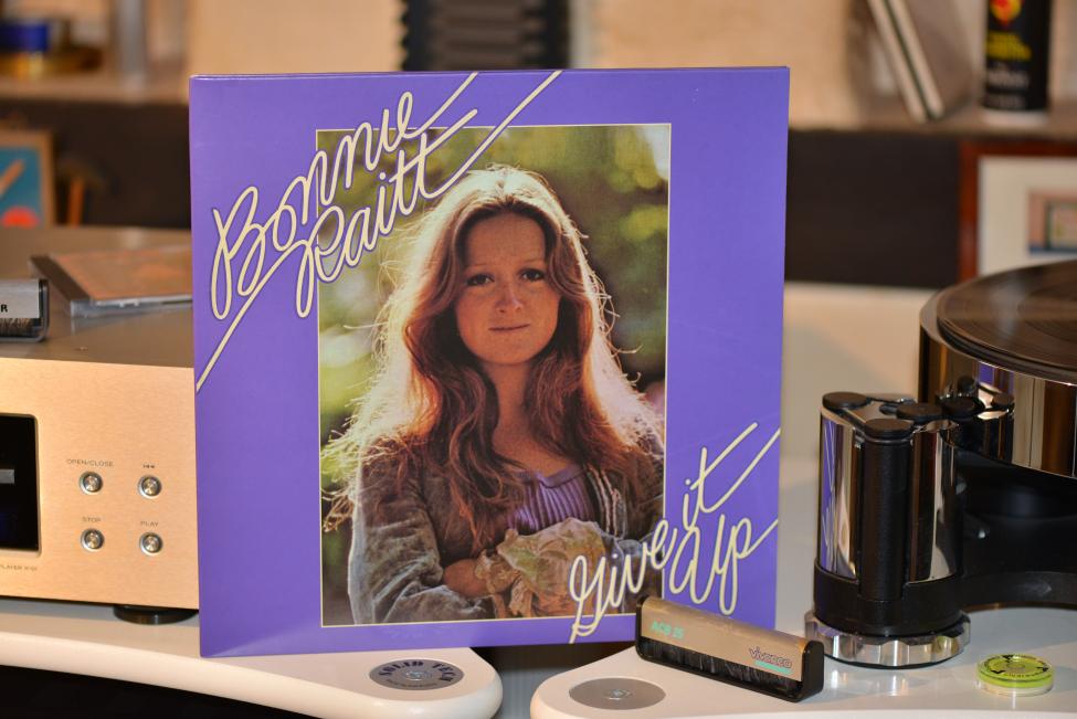 Bonnie Raitt. Give ut Up. 1972 001.jpg