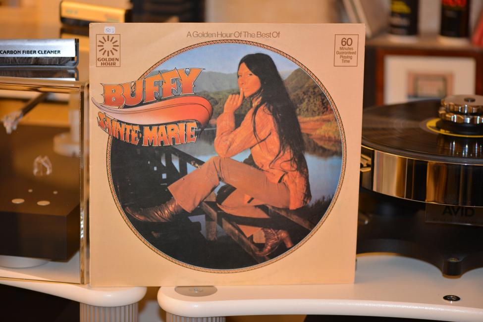 Buffy Sainte-Marie. Samle 001.jpg