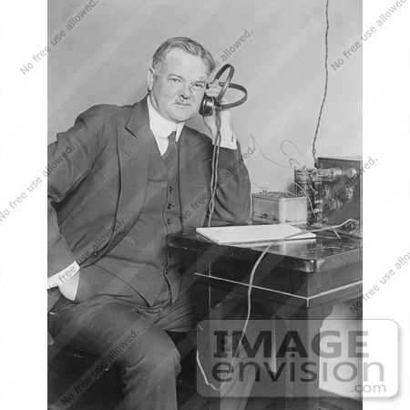 Hodetelefon_historisk_20291-historical-stock-photo-president-herbert-hoover-holding-headphones-t.jpg