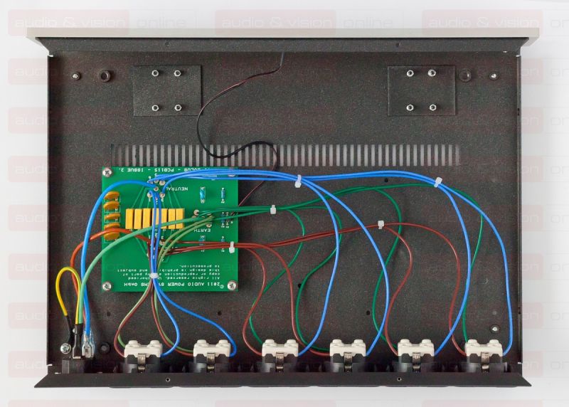 IsoTek_EVO3_Solus_inside.jpg