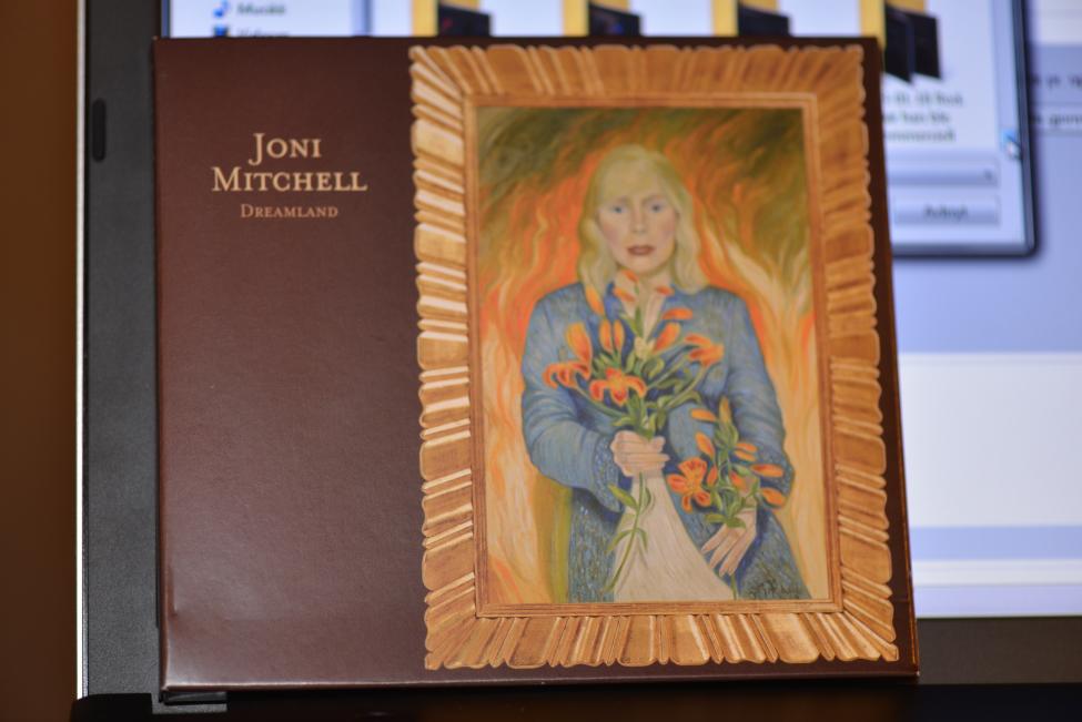 Joni Mitchell. Dreamland. 2004 001.jpg