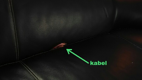 kabel i sofaen.jpg