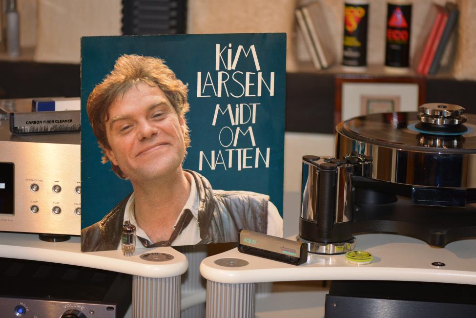 Kim Larsen. Midt om Natten 001.jpg