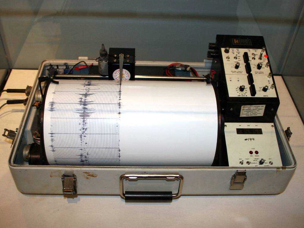 Kinemetrics_seismograph.jpg