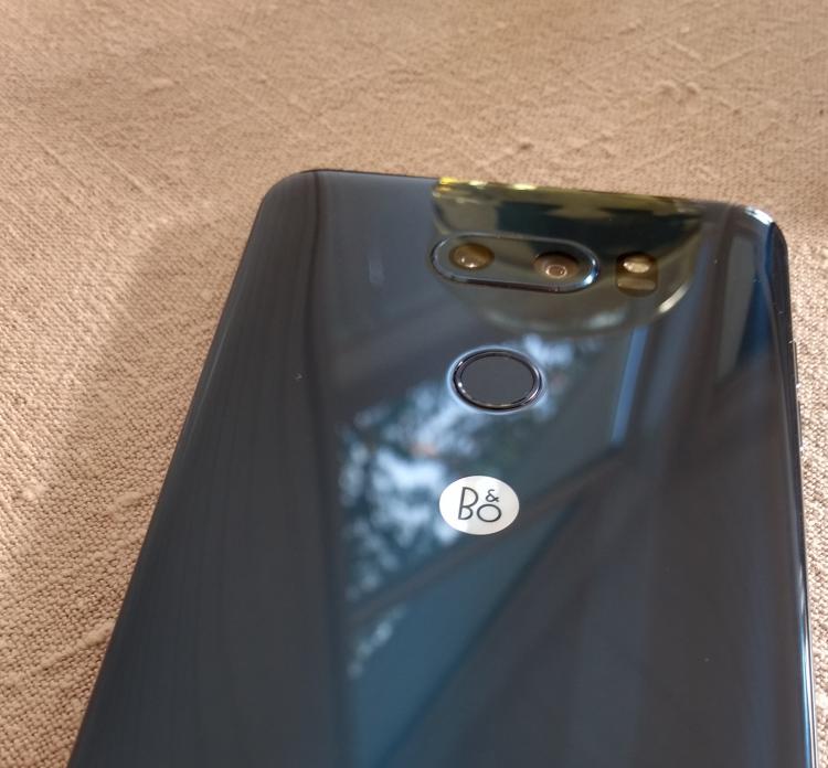 LG V30 morocco blue bakside.jpg