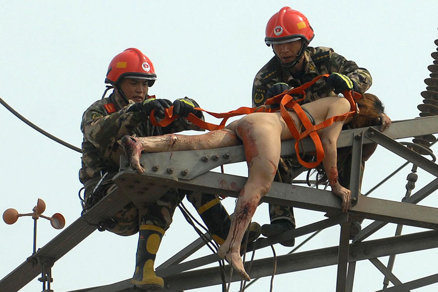 naked-mentally-ill-woman-climbs-transmission-tower-tianjin-china-02.jpg