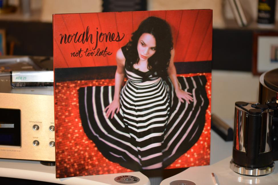 Norah Jones. not too late. 2007 001.jpg