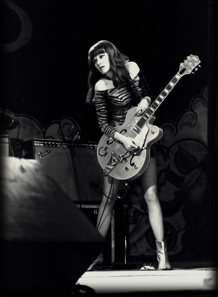 poison-ivy-the-cramps-gretsch (1).jpg