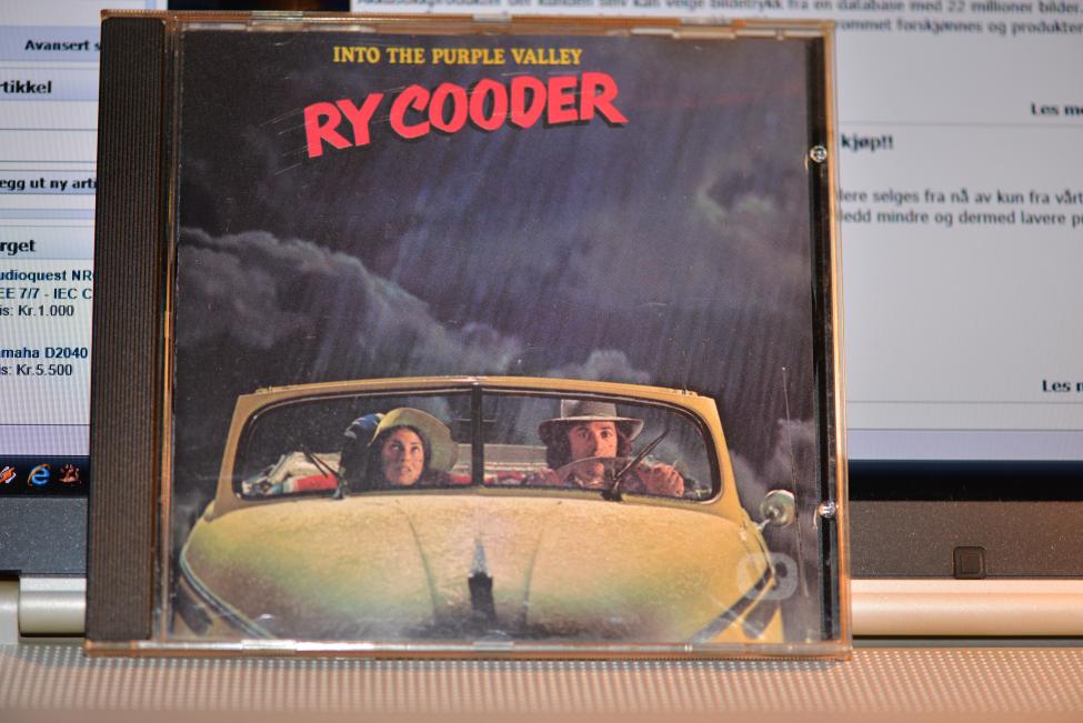 Ry Cooder. Into The Purple Valley. 1972 001.jpg