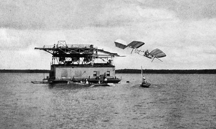 Samuel_Pierpont_Langley_-_Potomac_experiment_1903.jpeg