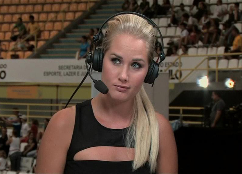 Sennheiser HMD 25-1_kjole_TV2_Julie Strømsvåg_834 × 600.jpg