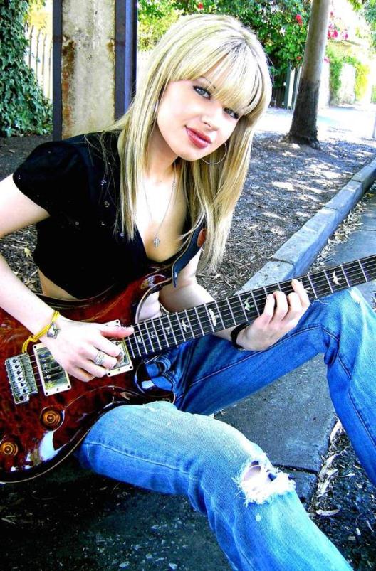 sexy-guitarist-orianthi21.jpg