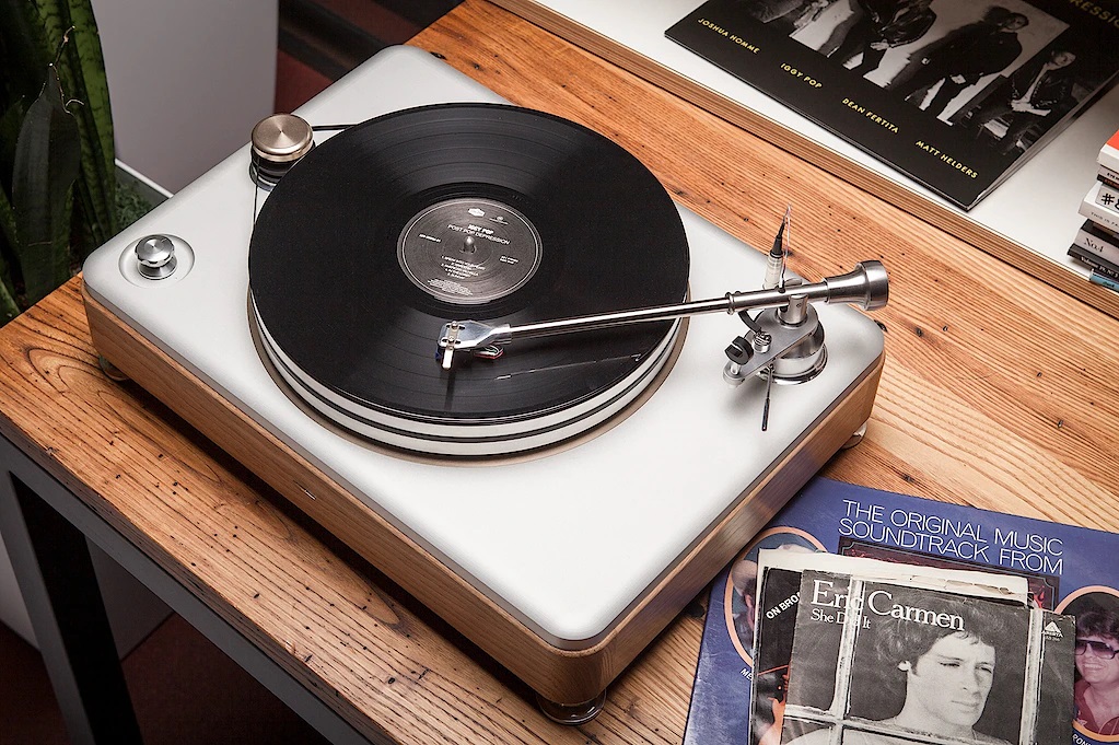 Shinola_Turntable-Lifestyle-3-2000x.jpg