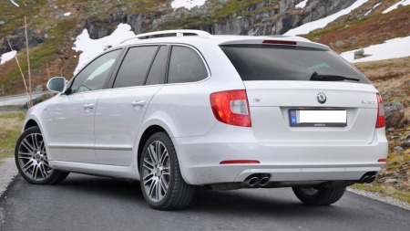 Skoda_Superb_skr_t_1059264p.jpg