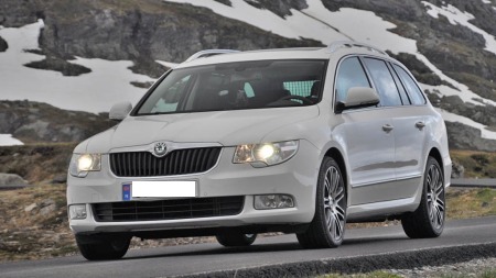 Skoda_Superb_skr_t_1059269p.jpg