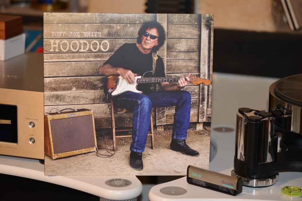 Tony Joe White. Hoodoo 001.jpg