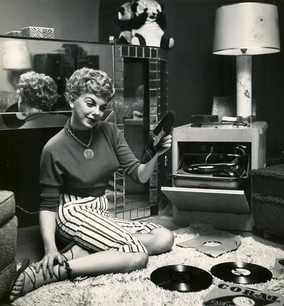 vintage-ladies-and-records-1.jpg