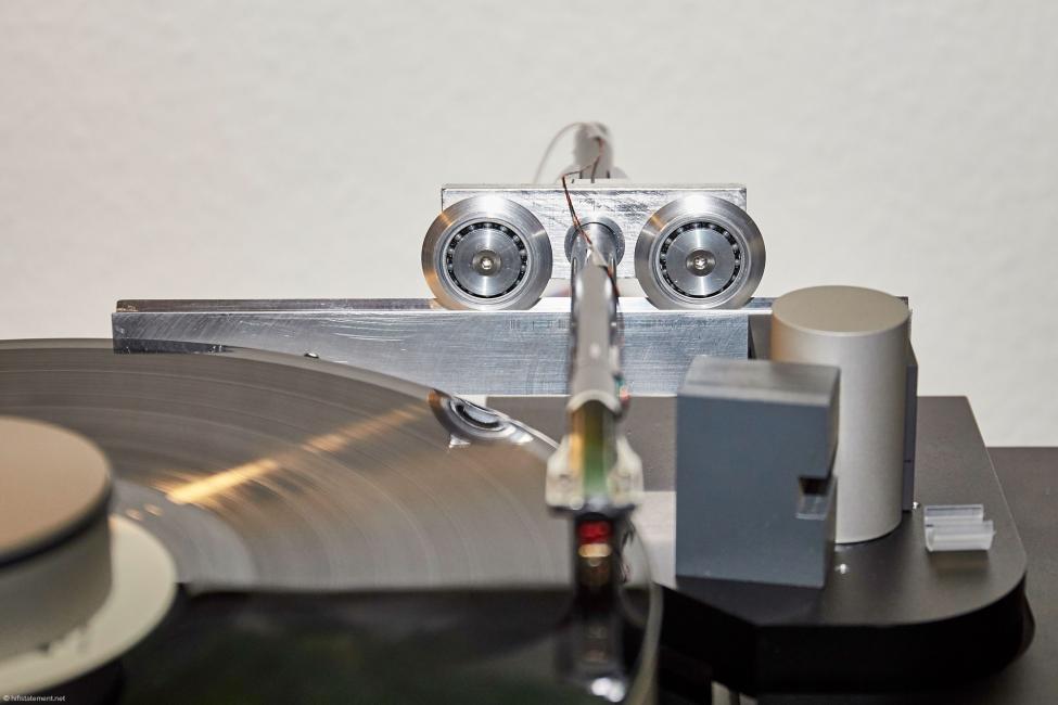 Linear Tracking turntable