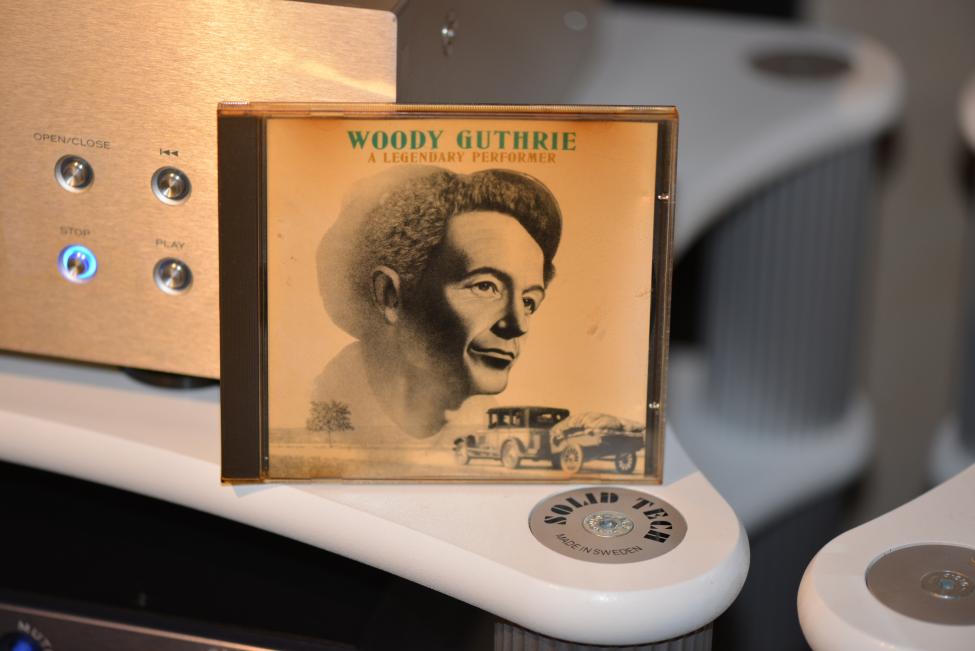 Woody Guthrie. A Legendary Performer 001.jpg