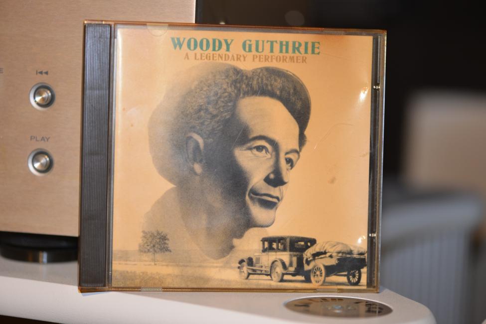 Woody Guthrie. Alegendary Performer 001.jpg