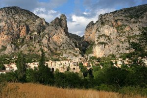 800px-Moustiers_Ste_Marie_Provence_France.jpg