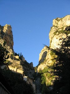 450px-Moustiers-Sainte-Marie_Schlucht_mit_Stern_0499.jpg