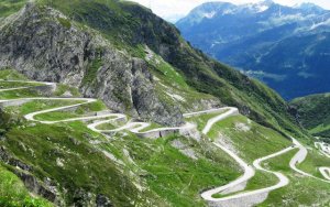 The-Stelvio-Pass-Road_A-serpentine-path-_13495.jpg