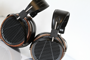 Audeze_LCD-2_Violectric_2.png