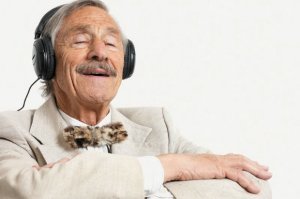 Gammel_mann_Old man listening to music_headphones_600x398.jpg