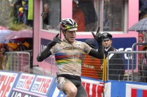 cadel_evans_bmc_racing_team_wins_giro_mud_gravel_1.jpg