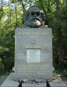 Highgate-Cemetery-in-London-UK_Karl-Marx-s-grave_7669.jpg