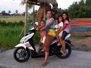 fab-en-famille-sur-scooter.jpg