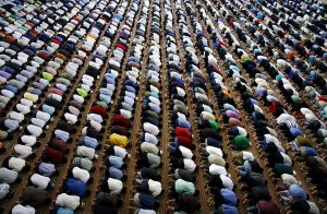 Muslims-Praying-During-Ramadan.jpg