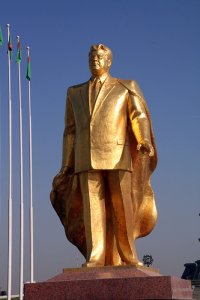 turkmenbashi-gold-statue-3.jpg