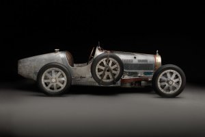 Bugatti-35-B-T-profile-with-engine-cover-900x600.jpg