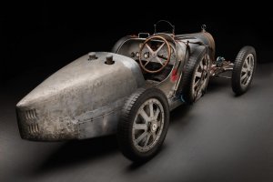 Bugatti-35-B-T-rear-3-4-with-engine-cover-900x600.jpg