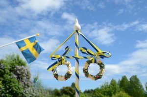 Midsummer-maypole-nad-Swedish-flag-source-shutterstock.jpg