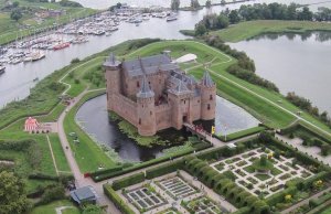 Areal_view_of_Muiden_Castle_and_surroundings[1].jpg