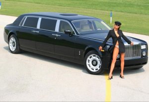 Limousine-Limo-Naked-Female-Driver-Rolls-Royce-Phantom-07.jpg